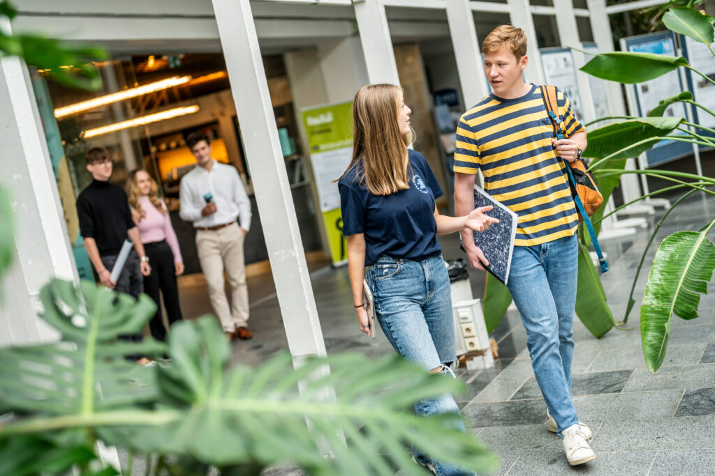 mentoring na fakultě stavební, studenti vyšších ročníků pomáhají prvákům